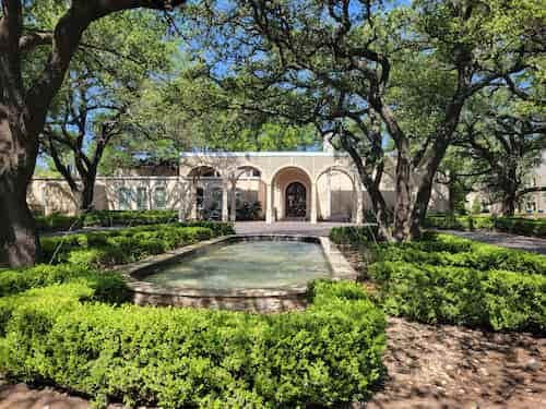 Courtyard pond in front of Greenhouse Treatment Center near Dallas